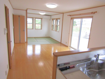 【居間・リビング】 | 【2004年築】笛吹市石和町今井 | ゆったりとした居間です