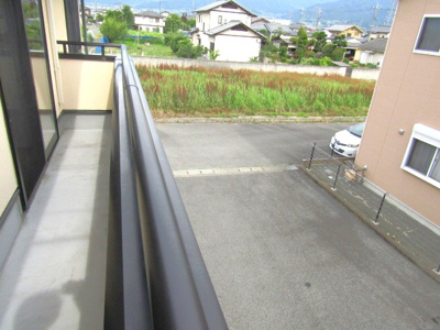 【バルコニー】 | 【2004年築】笛吹市石和町今井 | 外からの目が気にならないバルコニーで洗濯物が干せます