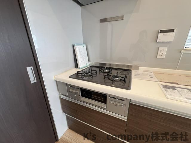 藤沢市片瀬海岸2丁目　ライオンズマンション片瀬江ノ島第二のキッチン|同時進行ができる3口コンロ♪