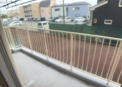 【バルコニー】 | ハイマート厚木Ｂ棟 | バルコニーは、室外の専用スペースのうち、「屋根がなく開放された空間」であるものを指します。ベランダより広いタイプのものが多く、日当たりもよいため家庭菜園などを楽しみたい人にとって適した環境となります。