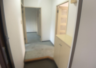【玄関】 | ハイマート厚木Ｂ棟 | 玄関は家の顔でもあり、家族以外の目にも止まる場所です。玄関は外との間を仕切る扉、靴などをしまっておく収納スペース、靴脱ぎのたたきスペース、来客とのやり取りをするドアホンなど複数のアイテムからなります。