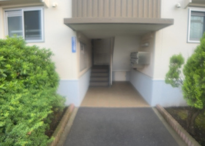【エントランス】 | ハイマート厚木Ｂ棟 | マンションのエントランスには、もともと風よけや防犯の役割がありますが、マンションによって宅配ボックスなどの設備が備わっている所もあります。日々の生活をイメージしながら生活しやすさをチェックしましょう。