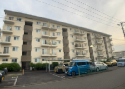 【現況写真】 | ハイマート厚木Ｂ棟 | 外観はマンション管理がされているかの目安になります。築年数が古いと、壁面は劣化してひび割れが生じることも！建物が古びていても細かいところが修繕されていると、きちんと管理されているなぁと感じるでしょう。
