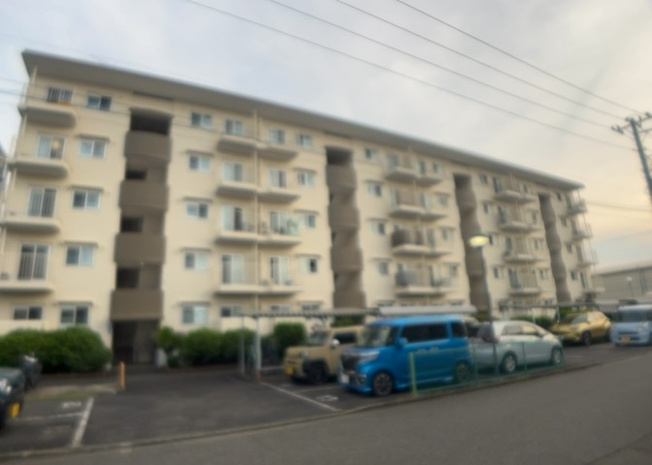 【現況写真】 | ハイマート厚木Ｂ棟 | 外観はマンション管理がされているかの目安になります。築年数が古いと、壁面は劣化してひび割れが生じることも！建物が古びていても細かいところが修繕されていると、きちんと管理されているなぁと感じるでしょう。