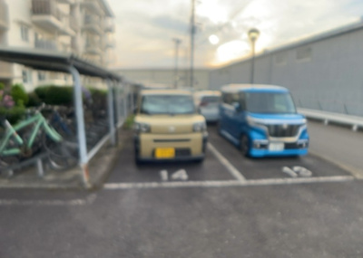 【駐車場】 | ハイマート厚木Ｂ棟 | 車一台あたりに必要なスペースは、標準サイズの普通自動車で横幅2m50cm、長さ5mは必要になります。ただし、乗降のことも考慮して横幅3m30cm、長さ5m50cmほどは確保できるところを選びましょう。