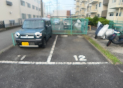 【駐車場】 | ハイマート厚木Ｂ棟 | 駐車場と明記されていても、最小スペースでつくられた駐車場だと大型車は駐車できなかったり、出入りしにくくなったりする可能性があります。お車のサイズと購入したい物件の駐車場のサイズを現地で確認しましょう。