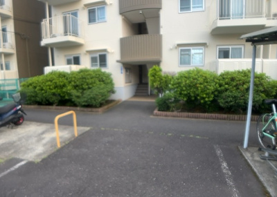 【庭】 | ハイマート厚木Ｂ棟 | 物件によっては、入居者が個人的に使用できる専用庭がついているものもあります。また、住宅の中にある土間の部分を庭と呼ぶこともあります。庭の用途は住む人によって変わり、それによってデザインもさまざまです。