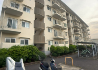 【中庭】 | ハイマート厚木Ｂ棟 | 中庭（パティオ）とは、一つの建築物の内部に設けられた、壁などで囲われている庭のことを指します。コの字型、ロの字型が主流ですが、L字型の中庭もあります。最近では、インテリア性の高さからも人気があります。