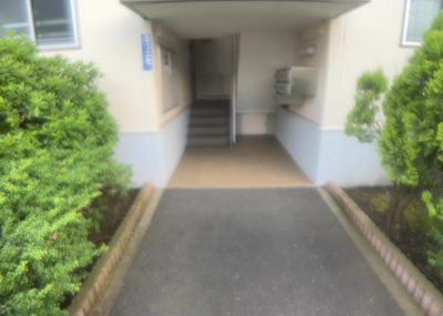 【ロビー】 | ハイマート厚木Ｂ棟 | ロビーというと、エントランスと何がちがうの？と思いますよね。実はロビーとエントランスには明確な決まりはありません。物件によっては、エントランスを入って広がるある程度の広さのある空間がロビーとなります。