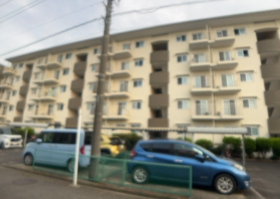 【構造・工法・仕様】 | ハイマート厚木Ｂ棟 | ＲＣ造、Reinforced Concreteは直訳すると補強されたコンクリートです。主に柱や梁・床・壁が鉄筋とコンクリートで構成おり、鉄筋を組んだ型枠にコンクリートを流し込んで固めたものを指します。