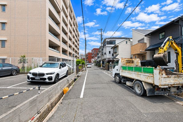 尼崎市立花町1丁目建築条件無し売土地│限定1区画の前面道路含む現地写真|前面道路幅は約5.9ｍ幅で駐車の際も安心です。