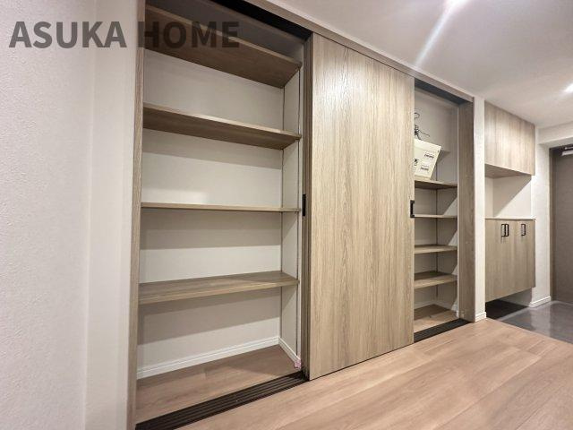 横濱山手テラス弐番館の収納|玄関横には収納棚を完備しています。日用品などもすっきり収納出来そうですね。