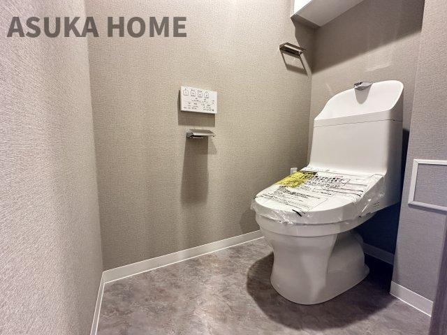 横濱山手テラス弐番館のトイレ|新規交換済！温水洗浄便座のトイレ設備です。トイレ上部にはあると便利な吊戸棚を設置！