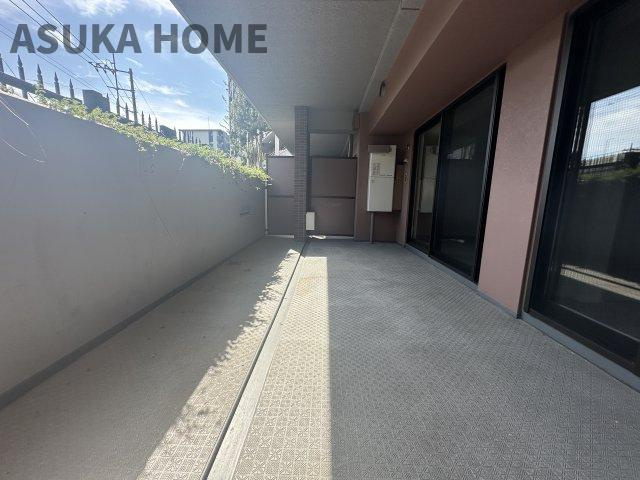 横濱山手テラス弐番館のバルコニー|南東向きで陽当りの良い広いバルコニーは、風通りも良く洗濯物の渇きも早く家事の時短にもなりますよ。