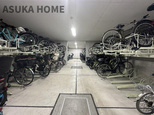 横濱山手テラス弐番館の駐輪場|雨や日差しから大切な自転車を守る室内駐輪場。愛車の劣化を防ぎ、雨の日でも快適に出し入れできます。