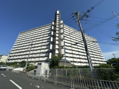 【外観】 | 千里桃山台団地A-1棟 | 北大阪急行線「桃山台」駅まで徒歩3分の駅近！『桃山公園』に隣接する緑豊かな住環境。