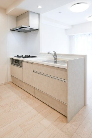 ライオンズマンション幡ヶ谷のキッチン|ライオンズマンション幡ヶ谷：３口コンロ付き！浄水機能付水栓が付いたシステムキッチンです！