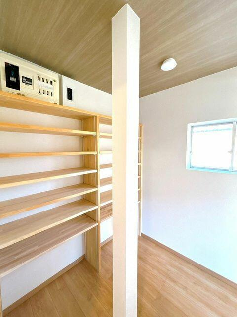 八代市郡築一番町の中古一戸建の玄関|シューズクロークは可動棚になっているので、靴の高さに合わせて棚を動かすことができます。靴以外の収納にも使えますよ。