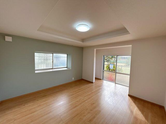 八代市郡築一番町の中古一戸建の洋室|1階南東側9.5帖洋室の写真です。オープンクローゼットがあるため、空間を広々と使うことができます。