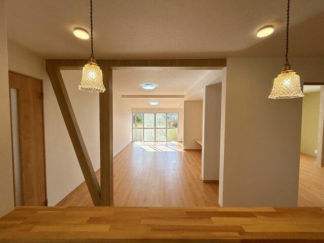 八代市郡築一番町の中古一戸建の居間・リビング|キッチンに立ったときに部屋全体を見渡せてるようになっています。筋交いがアクセントになっています。