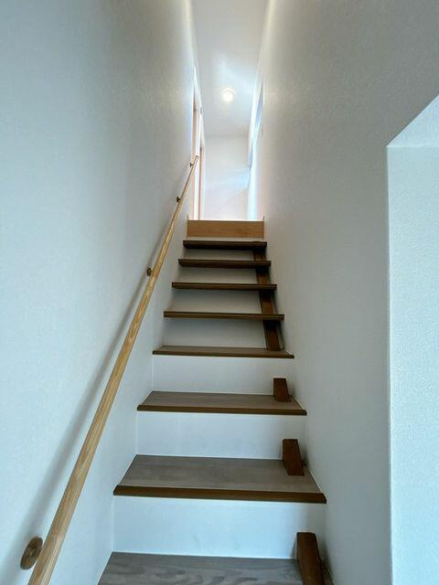 八代市郡築一番町の中古一戸建のその他|階段の写真です。壁面はクロスを新調しました。