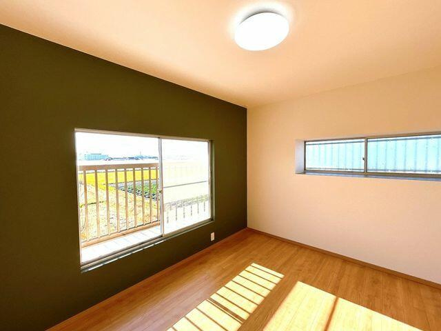 八代市郡築一番町の中古一戸建の洋室|2階南西側6帖洋室です。ベランダ付きで、南側に大きな窓があります。