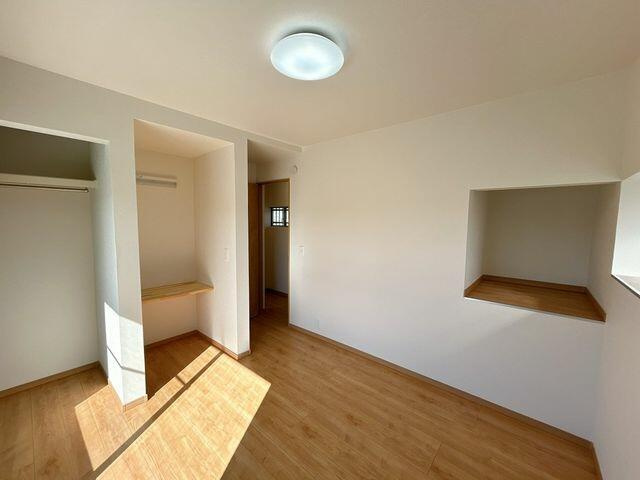 八代市郡築一番町の中古一戸建の洋室|2階洋室です。収納スペースだけでなく机を設置しています。コンセントも付いているのでPCデスクとしても活用できそうです。