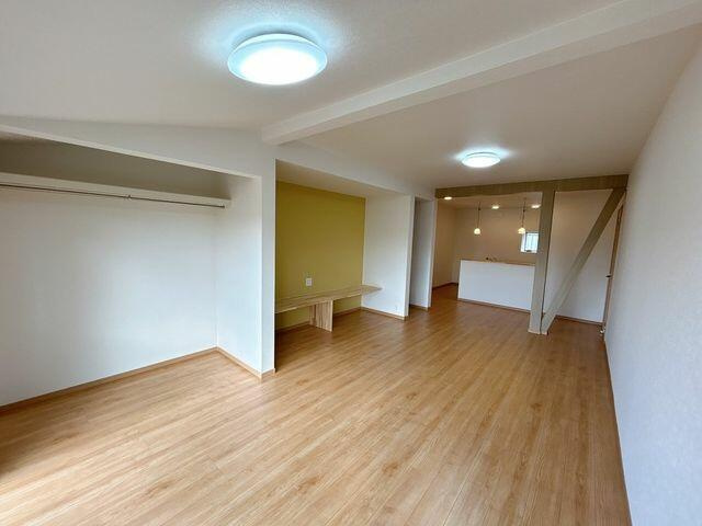 八代市郡築一番町の中古一戸建の居間・リビング|1階南西側19.5帖リビングの写真です。南側に大きな窓があります。