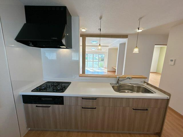 八代市郡築一番町の中古一戸建のキッチン|キッチンは嬉しい多収納タイプです。毎日のお手入れが簡単な人工大理石仕様になっています。