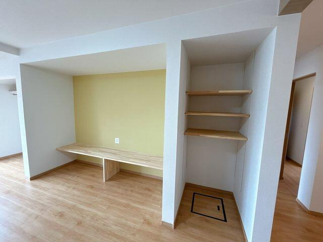 八代市郡築一番町の中古一戸建の居間・リビング|1階リビングです。テレビ台と可動棚がついています。