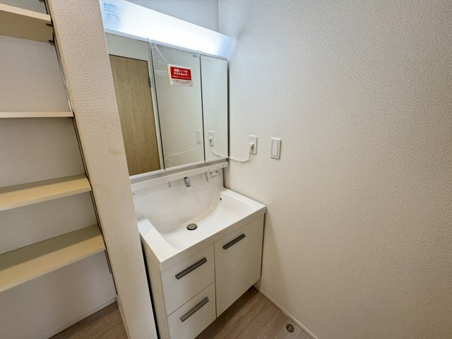 宜野湾市野嵩2期（全2棟）2号棟の独立洗面台|2号棟　三面鏡付き洗髪洗面化粧台♪可動棚収納付き♪