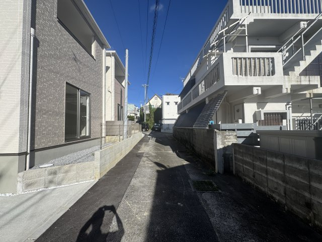 宜野湾市野嵩2期（全2棟）2号棟の前面道路含む現地写真|※南西側公道4m♪
