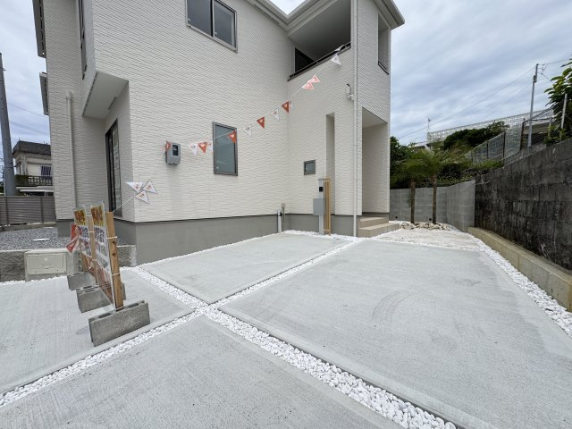 宜野湾市野嵩2期（全2棟）2号棟の駐車場|2号棟　並列駐車2台完備♪