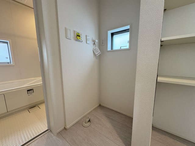 宜野湾市野嵩2期（全2棟）2号棟のランドリースペース|2号棟　洗濯機置き場♪可動棚収納付き♪