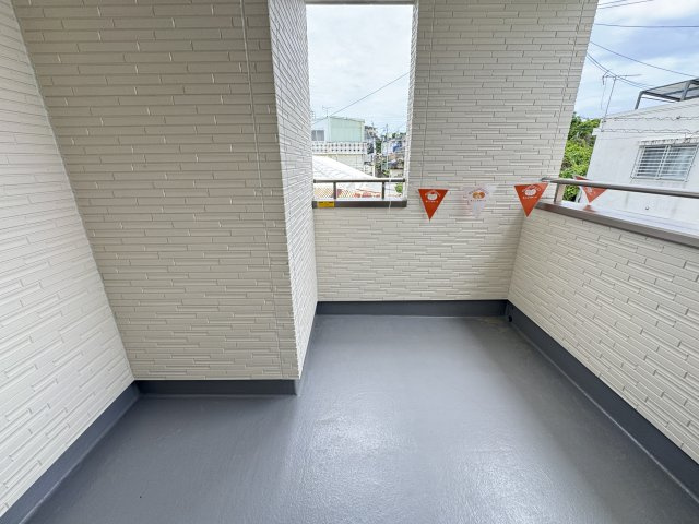 宜野湾市野嵩2期（全2棟）2号棟のバルコニー|2号棟　インナーバルコニー2ヶ所付き♪（2階ホールより出入り可）
