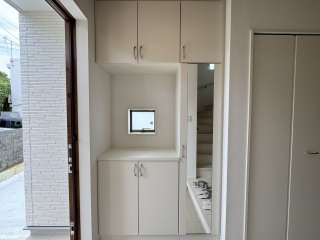 宜野湾市野嵩2期（全2棟）2号棟の玄関|2号棟　十分な収納付き玄関♪シューズクローク付き♪