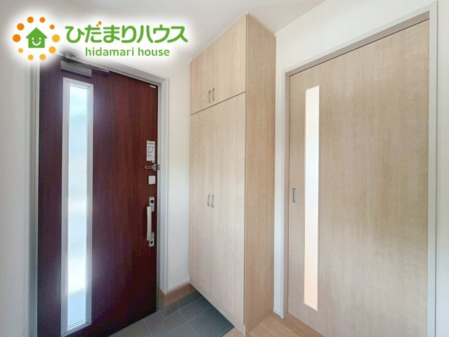 いわき市中岡町1丁目1期　新築戸建　2号棟の玄関|玄関がひろいので親子で並んで仲良く靴が履けますね(^^)/