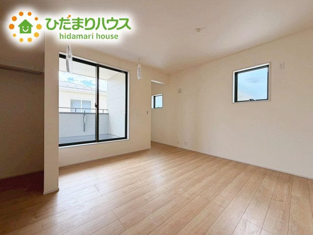 いわき市中岡町1丁目1期　新築戸建　2号棟の寝室|バルコニーに面していて、たっぷり光りの入る明るい主寝室です！