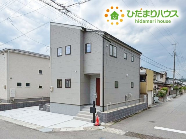 いわき市中岡町1丁目1期　新築戸建　2号棟の外観|カースペース３台ＯＫ！来客用にもスペースを確保できて安心ですね(^^)/