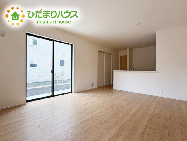 いわき市中岡町1丁目1期　新築戸建　2号棟の居間・リビング|大きな窓から差し込む光でいっぱいのリビング　休日もつい家にいる時間が長くなりそうです