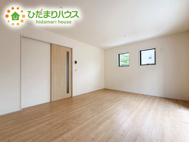 いわき市中岡町1丁目1期　新築戸建　2号棟の居間・リビング|奥行き感あるLDK。一体の空間ながらほどよい距離を保ち、家族がおもいおもいに好きな場所で寛げます。