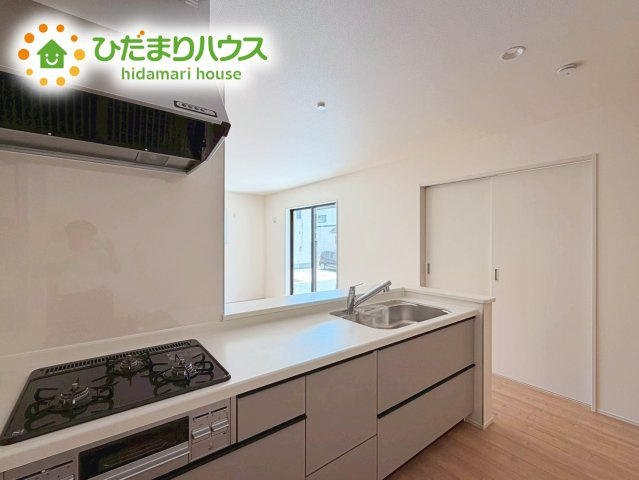 いわき市中岡町1丁目1期　新築戸建　2号棟のキッチン|家族でのコミュニケーションがとれる対面型システムキッチン。横一列にシンクとコンロをまとめたシンプルな形です。動きやすさとスタイリッシュなデザインが魅力。