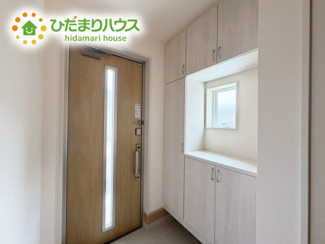 いわき市中岡町1丁目1期　新築戸建　1号棟の玄関|鍵や小物類を置けるスペースが確保できるため、散らかりがちな玄関をすっきりと保てます。