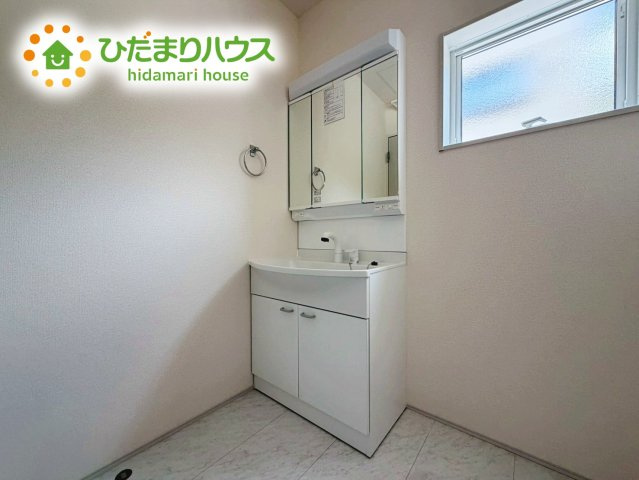 いわき市中岡町1丁目1期　新築戸建　1号棟の独立洗面台|大きな三面鏡の独立洗面。鏡の後ろは収納となっているのでスッキリと整理できます！