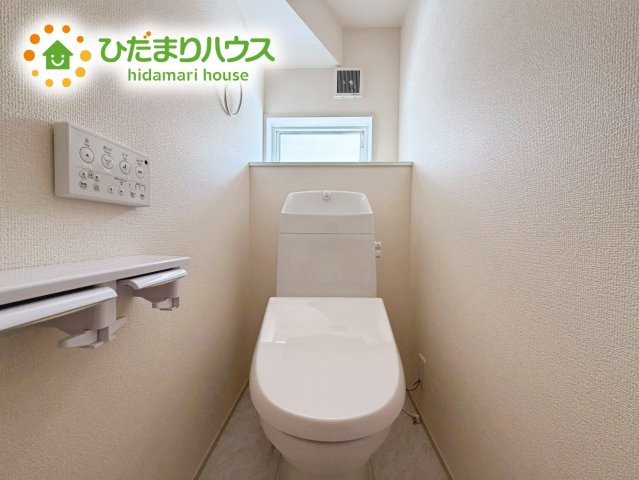 いわき市中岡町1丁目1期　新築戸建　1号棟のトイレ|温水洗浄便座なら、年中温かいので、安心して座ることができます。さらに、身体が冷えることもないため、便座カバーを付ける必要もありません。