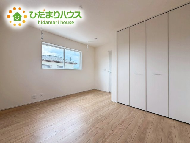 いわき市中岡町1丁目1期　新築戸建　1号棟の寝室|主寝室は広々していて安らげる空間に。大きな窓から光が差し込み、朝の目覚めも良さそう♪