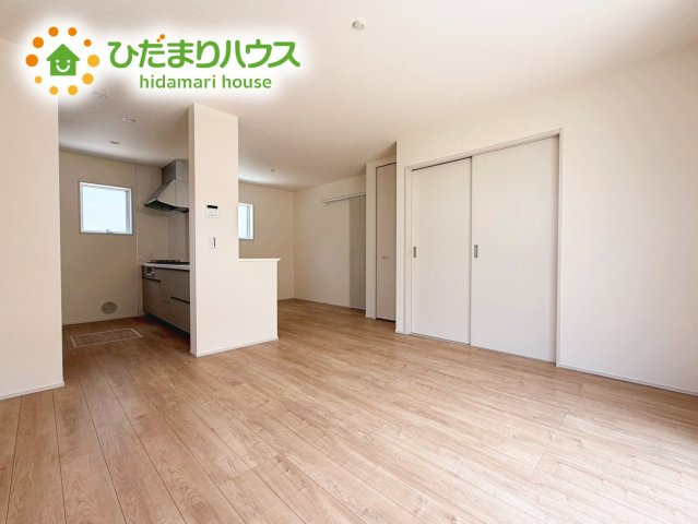 いわき市中岡町1丁目1期　新築戸建　1号棟の居間・リビング|奥行き感あるLDK。一体の空間ながらほどよい距離を保ち、家族がおもいおもいに好きな場所で寛げます。