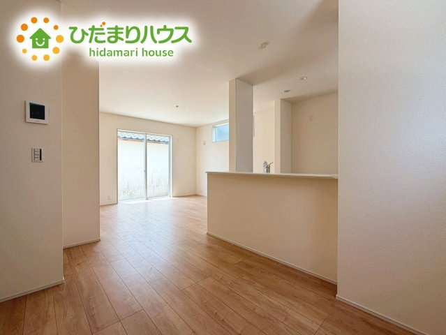 いわき市中岡町1丁目1期　新築戸建　1号棟の居間・リビング|家族でのコミュニケーションがとれる対面型システムキッチン。横一列にシンクとコンロをまとめたシンプルな形です。動きやすさとスタイリッシュなデザインが魅力。