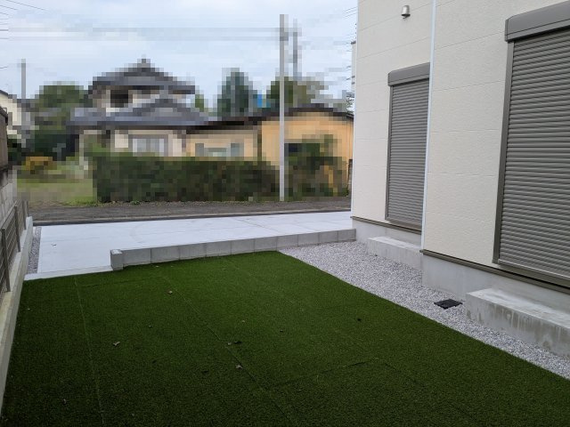 新築戸建　高崎市中豊岡町63番の庭|清潔感のある人工芝の専用庭。お子様の遊び場やBBQにもぴったりな空間です。