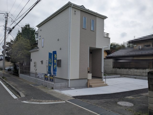 新築戸建　高崎市中豊岡町63番の前面道路含む現地写真|陽当たり良好な角地に佇む、全室南向きの明るい新築戸建。2階には便利なバルコニー付きです。